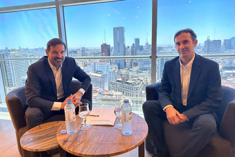 Firma Gustavo Mariani, CEO de Pampa Energía y Christian Dedeu, CEO de Holcim en Argentina