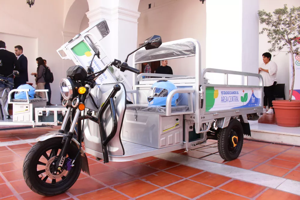 ECOOBJETIVO FOTO MOTOCICLETA RECOLECCIÓN DE RESIDUOS ÁREA CENTRAL