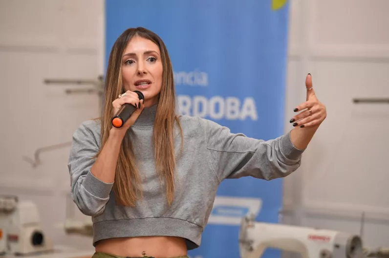 reciclar e intervenir prendas diseñadora y emprendedora  Paula Aguirre