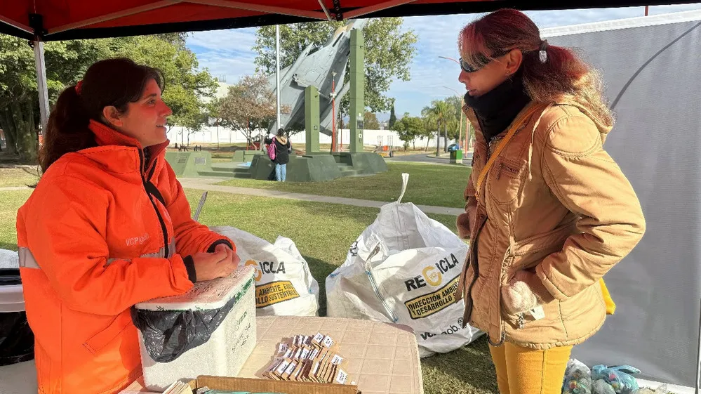 ECOOBJETIVO FOTO VILLA CARLOS PAZ ECOCANJE DIA DEL RECICLAJE 6