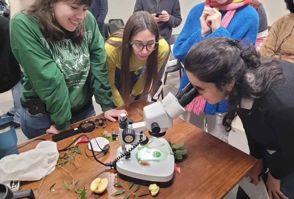 ECOOBJETIVO FOTO EAN per_trab lab EAN - yanina Giaccopelo