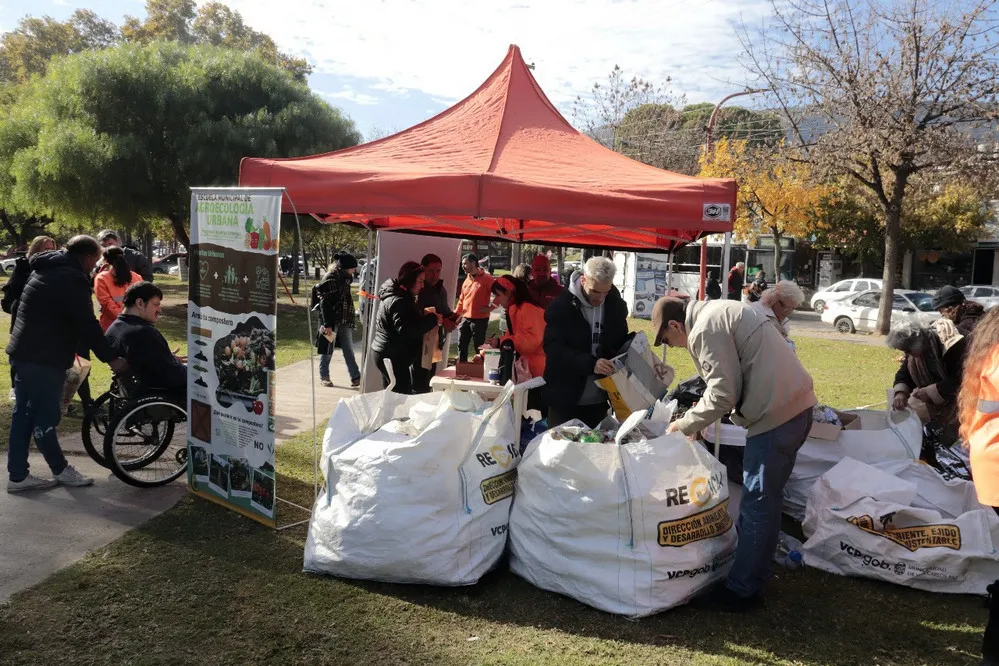 ECOOBJETIVO FOTO VILLA CARLOS PAZ ECOCANJE DIA DEL RECICLAJE 1