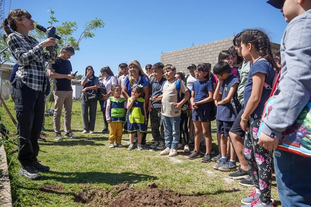 ECOOBJETIVO FOTO MALVINAS ARGENTINAS PLANTACION FLORA AUTOCTONA 2