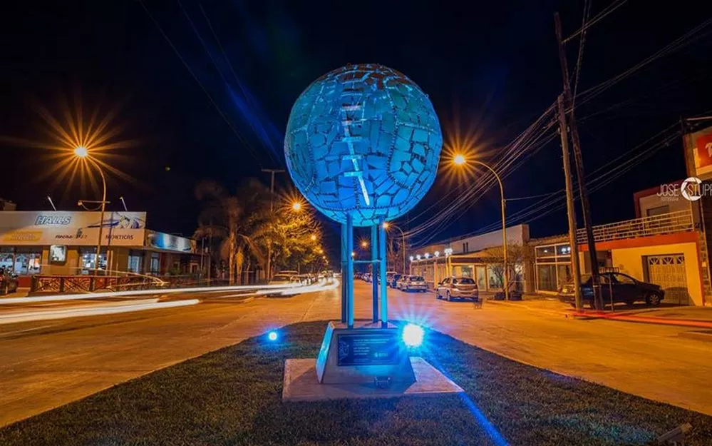 ECOOBJETIVO FOTO BELL VILLE MONUMENTO A LA PELOTA DE FUTBOL