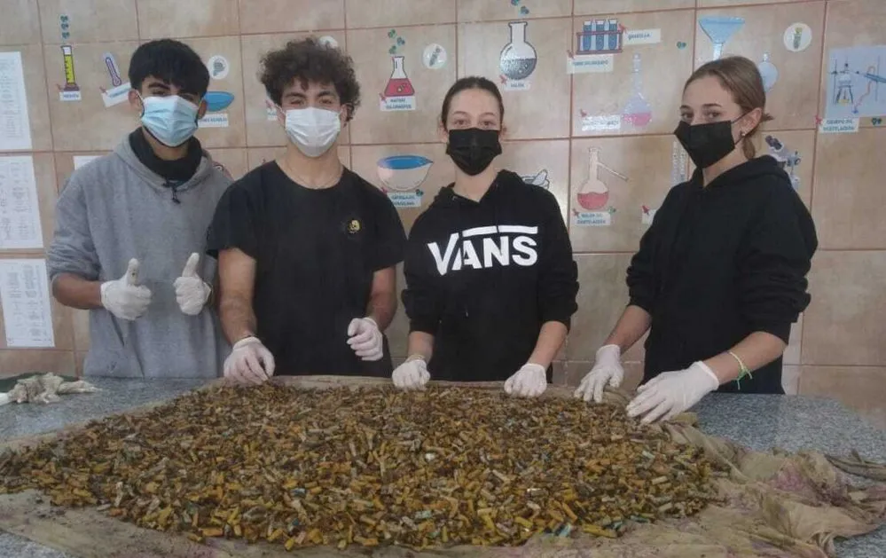 ECOOBJETIVO FOTO LA CARLOTA ESTUDIANTES AGENDAS COLILLAS 2