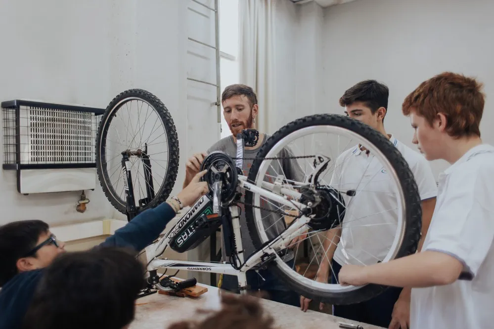 ECOOBJETIVO FOTO ESTUDIANTES RECICLAN BICICLETAS 1