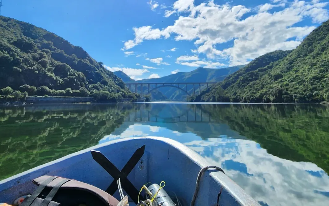 2024-12-19-UNCiencia-monitoreo-de-microplasticos-en-aguas-dulces-01-Dique-San-Roque-01-1920-1920x944-c-default